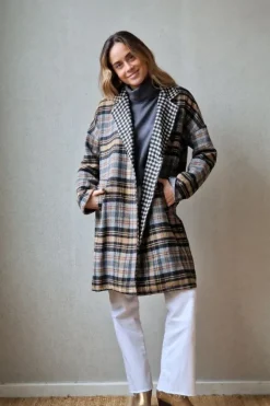Abrigo de cuadros negro con interior de pata de gallo