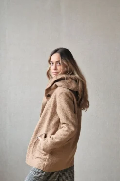 Abrigo de lana rizada con capucha camel