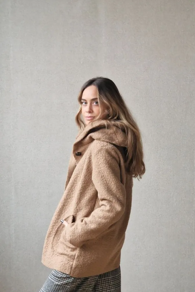 Abrigo de lana rizada con capucha camel