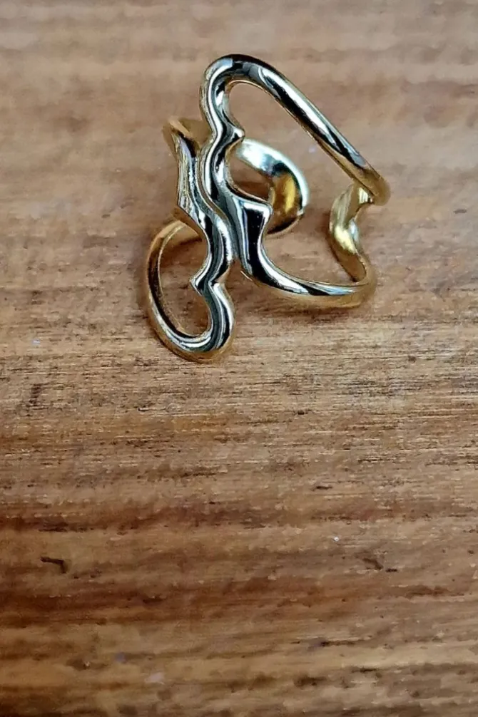 Anillo dorado de acero