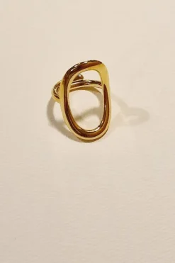 Anillo dorado de acero circulo