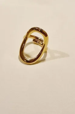 Anillo dorado de acero grande