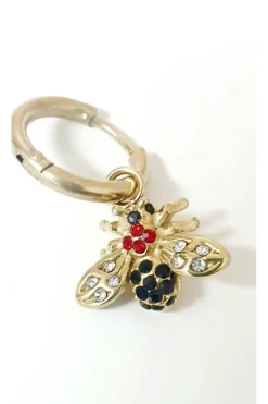 Aro dorado pequeño con mosca y piedras de colores