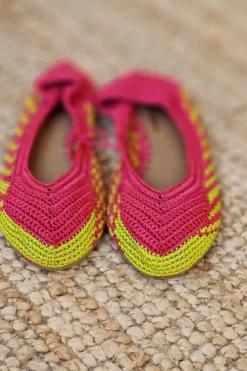 Bailarinas crochet color fucsia rematada en amarillo