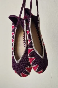 Bailarinas crochet con lazo color berenjena rematada en beige y fucsia