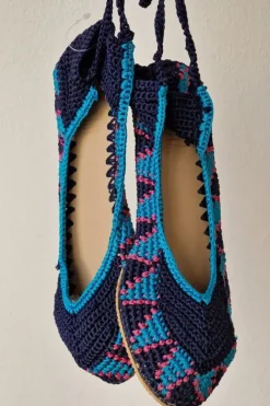 Bailarinas crochet con lazo color azul marino rematada en azul claro