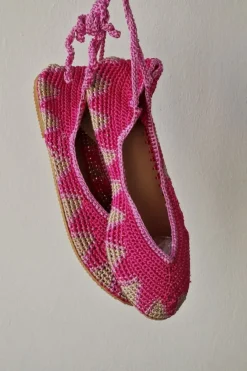 Bailarinas crochet con lazo color fucsia rematada en beige y rosa