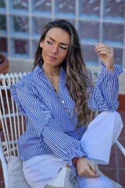 Blusa azul de rayas con volante en cuello y hombro