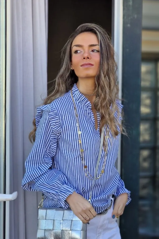 Blusa azul de rayas con volante en cuello y hombro