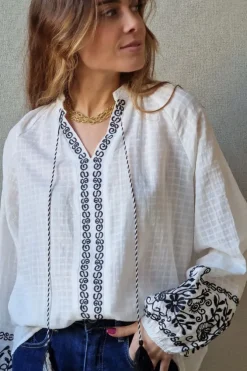 Blusa blanca boho con bordados negros