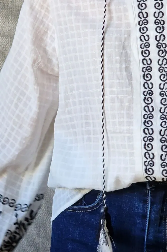 Blusa blanca boho con bordados negros
