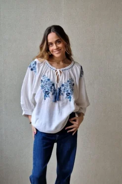 Blusa blanca con bordados azules