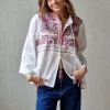 Blusa blanca con bordados colores