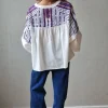 Blusa blanca con bordados y espejitos azul