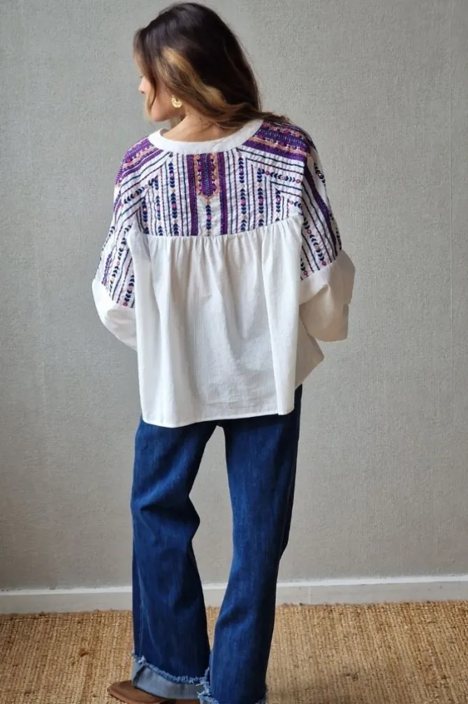 Blusa blanca con bordados y espejitos azul