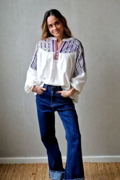 Blusa blanca con bordados y espejitos azul