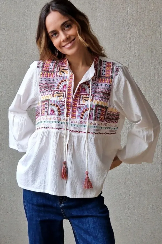 Blusa blanca con bordados colores