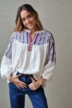 Blusa blanca con bordados y espejitos azul