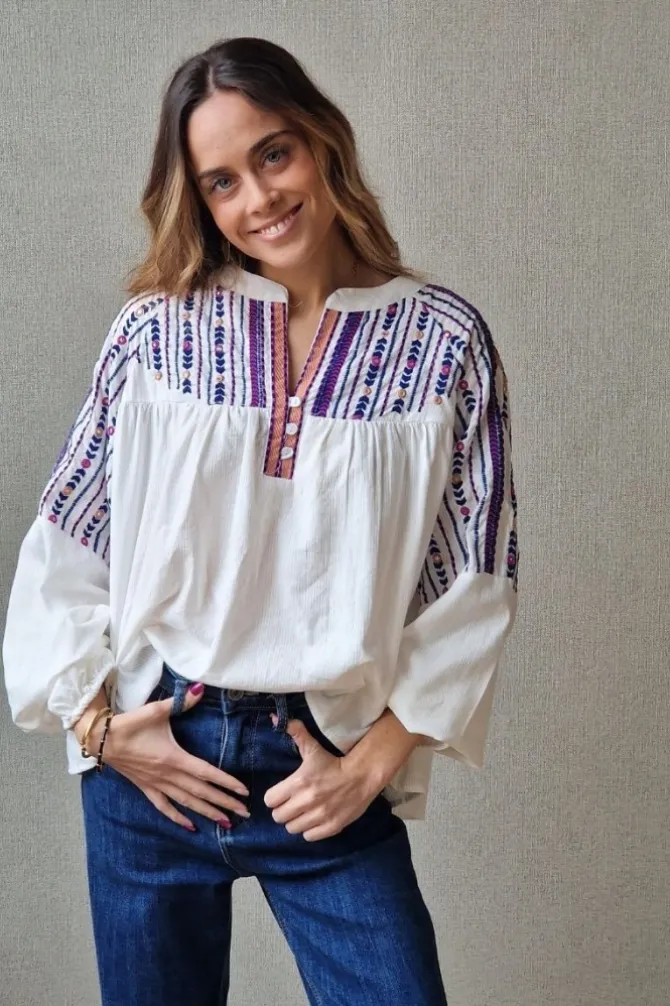 Blusa blanca con bordados y espejitos azul