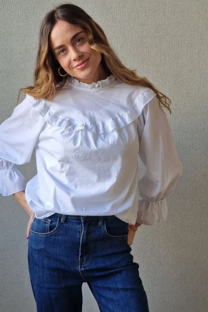 Blusa blanca con volante en el cuello y mangas
