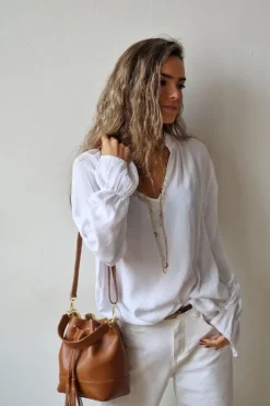 Blusa blanca detalle volante