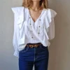 Blusa con flores bordadas y volante blanca