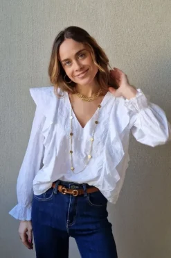 Blusa con flores bordadas y volante blanca