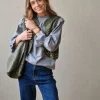 Blusa con volante en el cuello y mangas gris medio