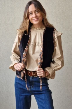 Blusa con volante en el cuello y mangas beige