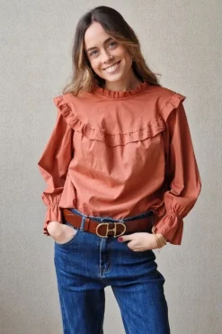 Blusa con volante en el cuello y mangas coral