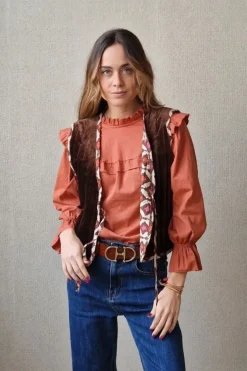 Blusa con volante en el cuello y mangas coral