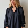 Blusa crepe negra volantes