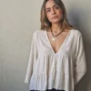 Blusa cuello pico con cortes beige