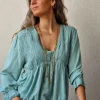 Blusa cuello pico con detalles lurex verde