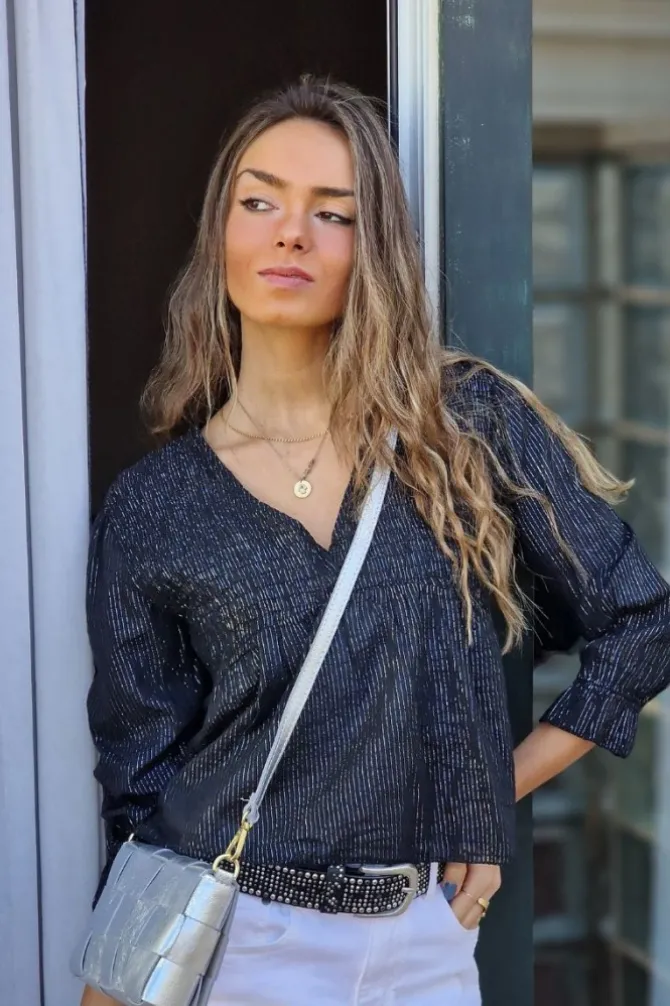 Blusa cuello pico con detalle hilo lurex negra