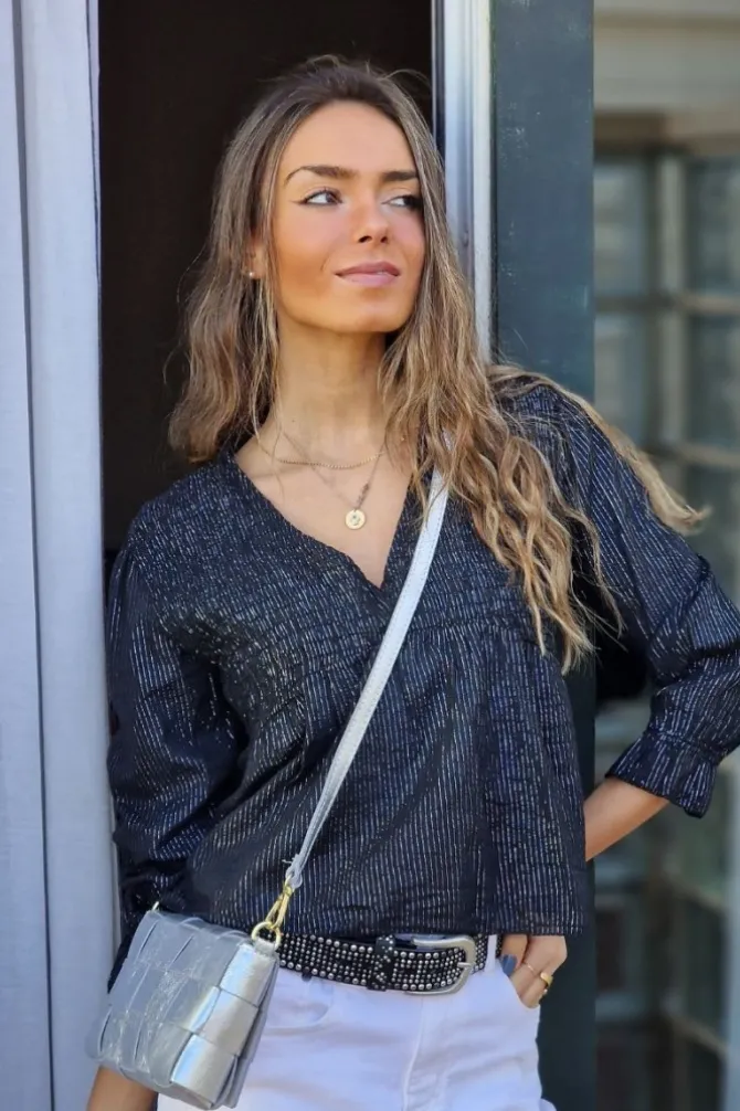 Blusa cuello pico con detalle hilo lurex negra