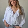 Blusa cuello pico con volantes blanco