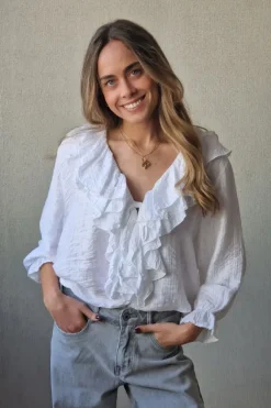 Blusa cuello pico con volantes blanco