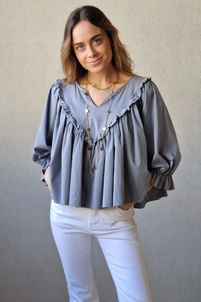 Blusa cuello pico con vuelo gris