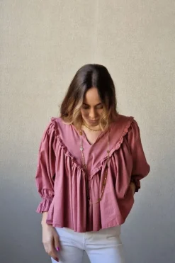 Blusa cuello pico con vuelo rosa