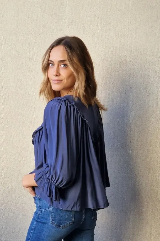Blusa cuello pico con vuelo azul