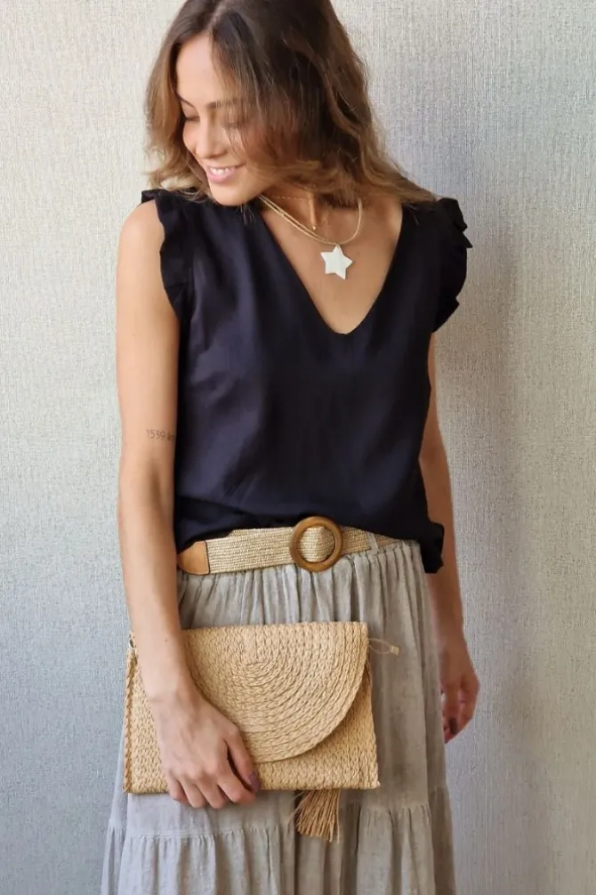 Blusa cuello pico y volante negra