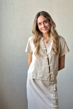 Blusa de lino cuello Mao beige