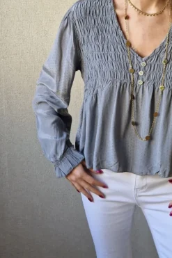 Blusa de mujer con tela de puntitos gris
