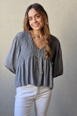 Blusa de mujer con tela de puntitos gris