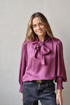 Blusa de raso con nudo berenjena