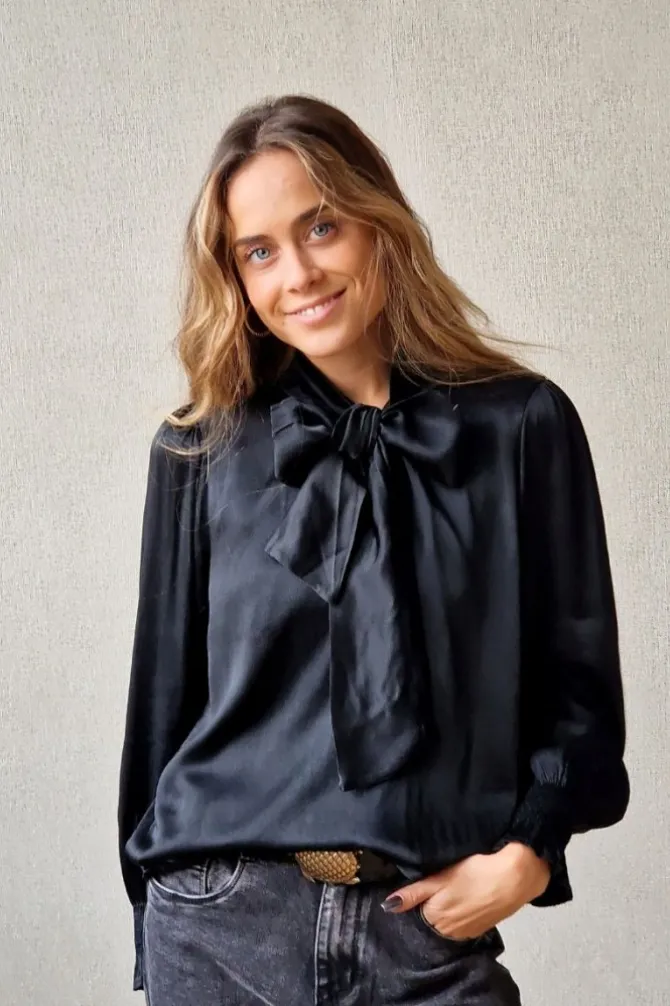 Blusa de raso con nudo negra