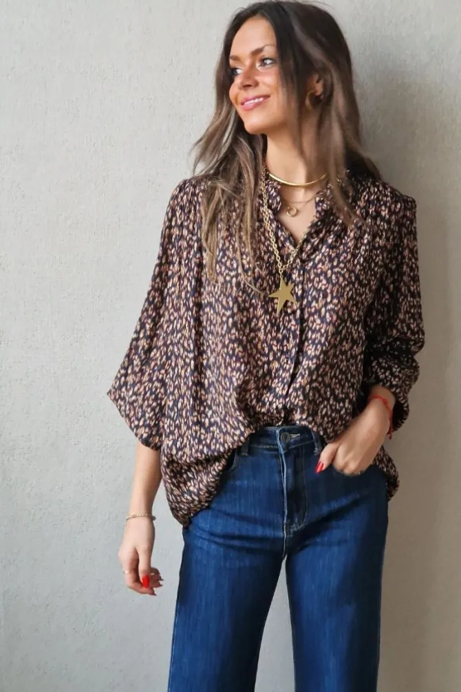 Blusa estampada con volante en el cuello