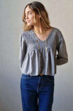 Blusa fruncida con hilo plateado gris