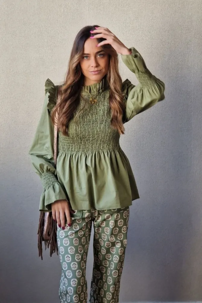 Blusa fruncida con volante verde militar